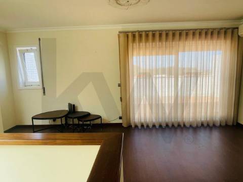 T4 (mais 2 salas), Custóias (Matosinhos), perto da feira e de transportes. Mobilado como novo.