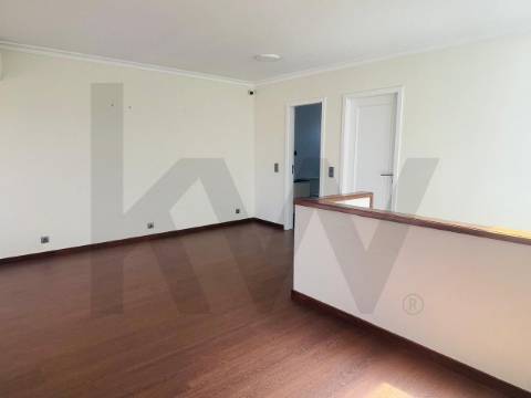 T4 (mais 2 salas), Custóias (Matosinhos), perto da feira e de transportes. Mobilado como novo.