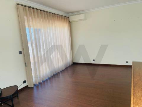 T4 (mais 2 salas), Custóias (Matosinhos), perto da feira e de transportes. Mobilado como novo.