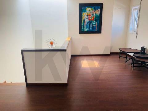 T4 (mais 2 salas), Custóias (Matosinhos), perto da feira e de transportes. Mobilado como novo.