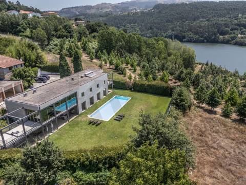 Sofisticada Moradia T5 c/ piscina junto ao rio Tâmega