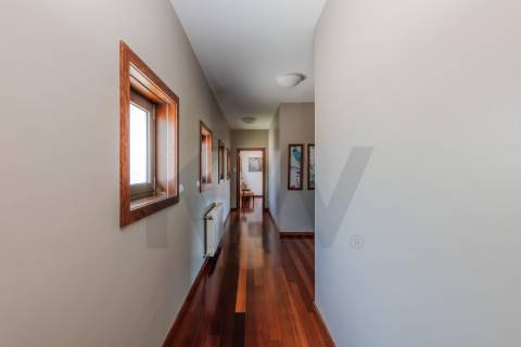 Sofisticada Moradia T5 c/ piscina junto ao rio Tâmega