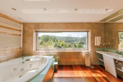 Sofisticada Moradia T5 c/ piscina junto ao rio Tâmega