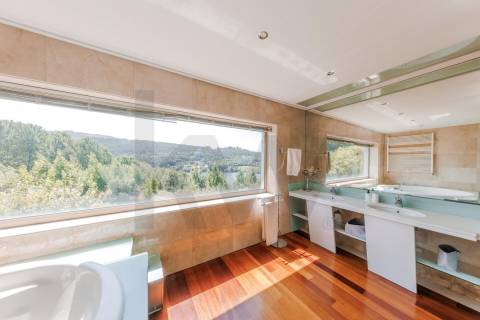 Sofisticada Moradia T5 c/ piscina junto ao rio Tâmega