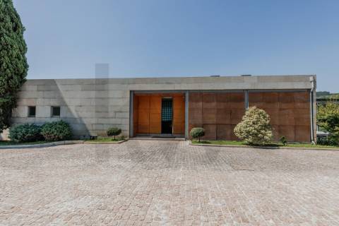 Sofisticada Moradia T5 c/ piscina junto ao rio Tâmega