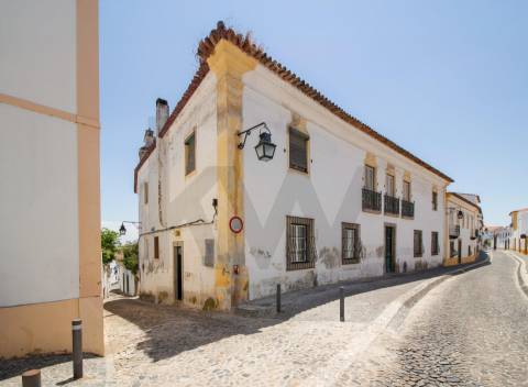 Moradia senhorial com jardim, terraços e garagem no centro histórico de Évora