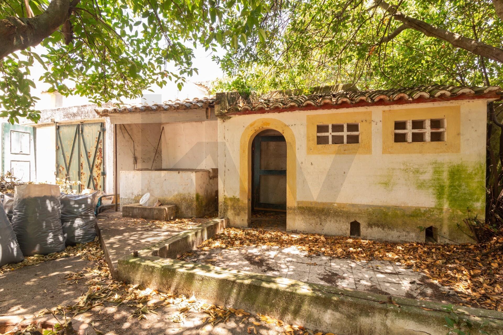 Moradia senhorial com jardim, terraços e garagem no centro histórico de Évora