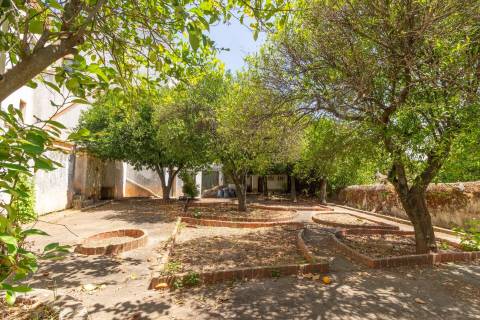 Moradia senhorial com jardim, terraços e garagem no centro histórico de Évora