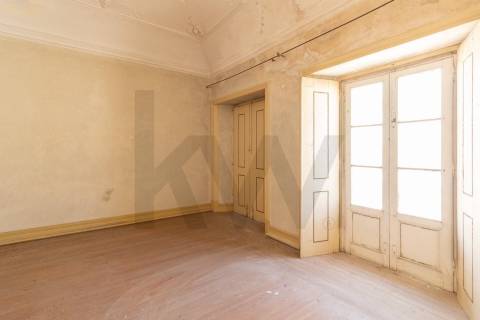 Moradia senhorial com jardim, terraços e garagem no centro histórico de Évora