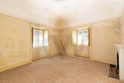 Moradia senhorial com jardim, terraços e garagem no centro histórico de Évora