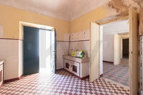 Moradia senhorial com jardim, terraços e garagem no centro histórico de Évora