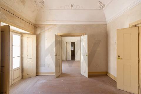 Moradia senhorial com jardim, terraços e garagem no centro histórico de Évora