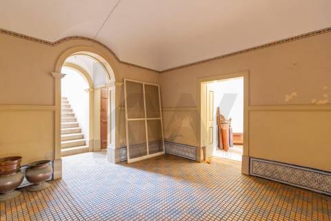 Moradia senhorial com jardim, terraços e garagem no centro histórico de Évora