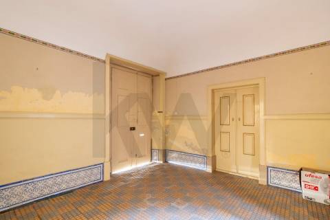 Moradia senhorial com jardim, terraços e garagem no centro histórico de Évora