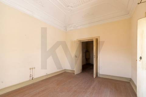 Moradia senhorial com jardim, terraços e garagem no centro histórico de Évora