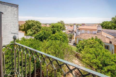 Moradia senhorial com jardim, terraços e garagem no centro histórico de Évora