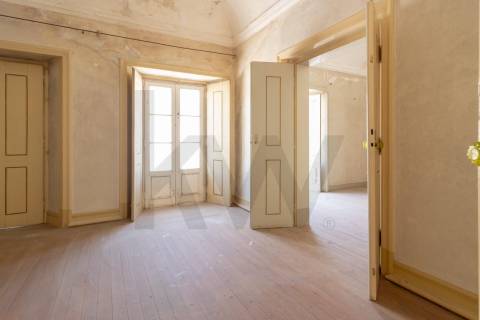 Moradia senhorial com jardim, terraços e garagem no centro histórico de Évora