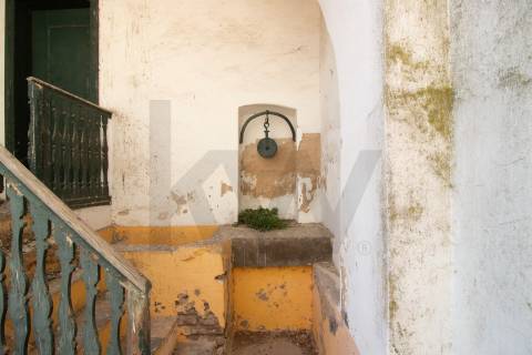 Moradia senhorial com jardim, terraços e garagem no centro histórico de Évora