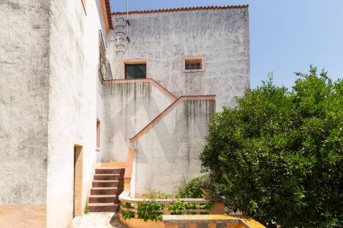 Moradia senhorial com jardim, terraços e garagem no centro histórico de Évora