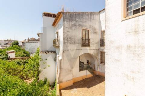 Moradia senhorial com jardim, terraços e garagem no centro histórico de Évora