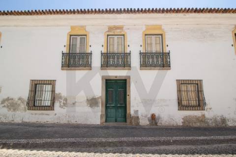 Moradia senhorial com jardim, terraços e garagem no centro histórico de Évora