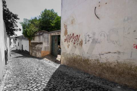 Moradia senhorial com jardim, terraços e garagem no centro histórico de Évora