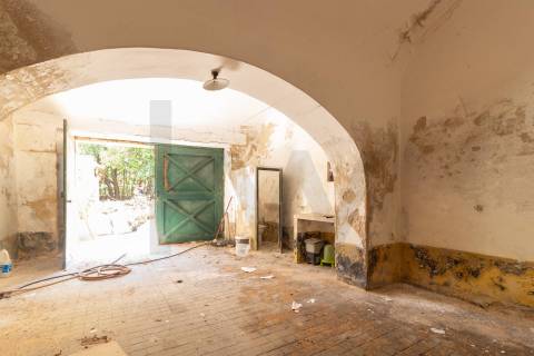 Moradia senhorial com jardim, terraços e garagem no centro histórico de Évora