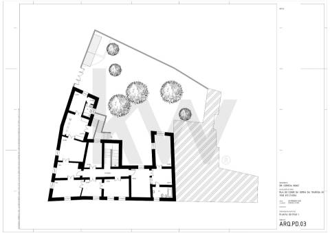 Moradia senhorial com jardim, terraços e garagem no centro histórico de Évora