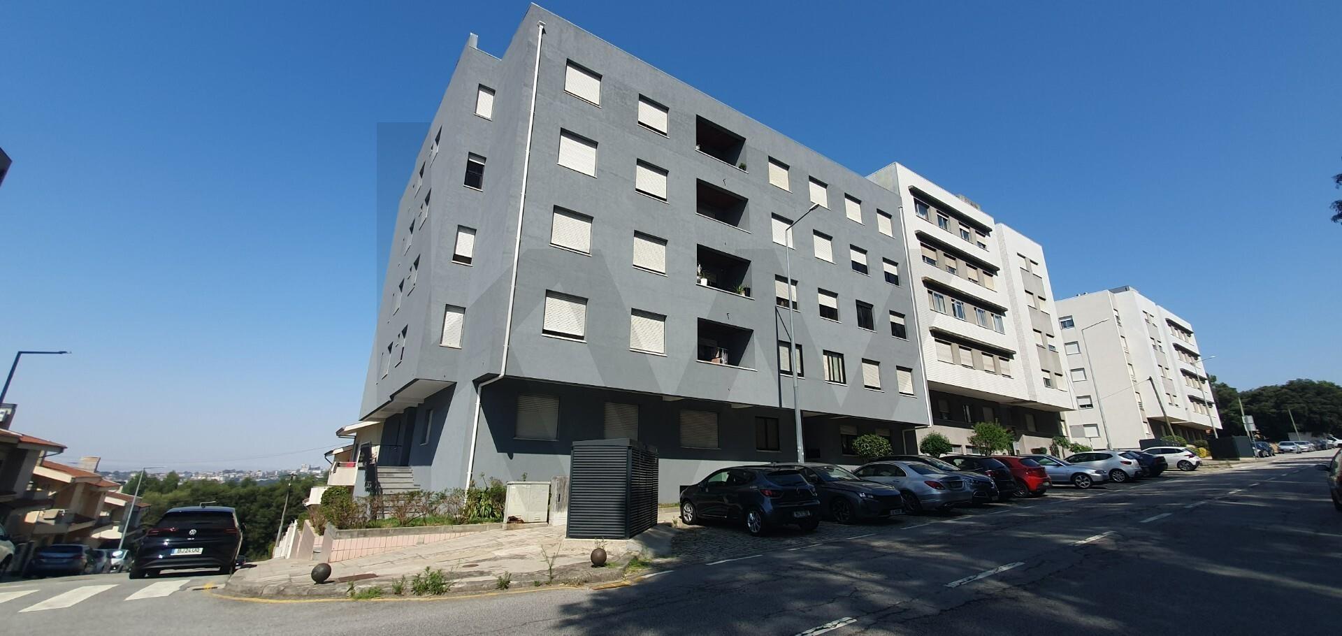 Apartamento T2 de 2 frentes - Varanda, Garagem, Elevador e Excelente Acesso ao Porto e Gondomar