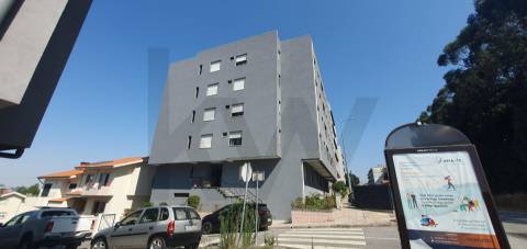 Apartamento T2 de 2 frentes - Varanda, Garagem, Elevador e Excelente Acesso ao Porto e Gondomar