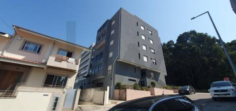 Apartamento T2 de 2 frentes - Varanda, Garagem, Elevador e Excelente Acesso ao Porto e Gondomar
