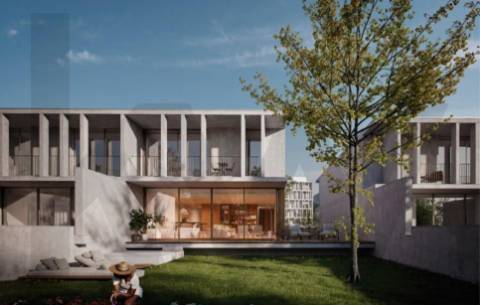 Moradia T3 com pátio e jardim em Arcozelo inserido em condomínio