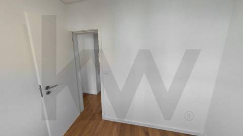 Moradia com 2 pisos em Águas Santas junto ao Parque Urbano de Moutidos 