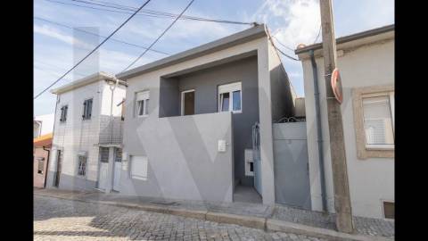 Moradia com 2 pisos em Águas Santas junto ao Parque Urbano de Moutidos 
