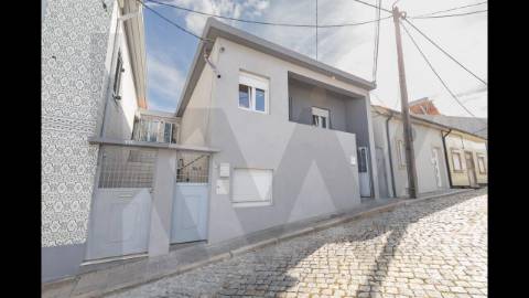 Moradia com 2 pisos em Águas Santas junto ao Parque Urbano de Moutidos 