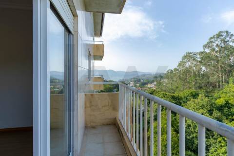 T2 com Garagem e Varandas, Cozinha Equipada – Sever de Vouga