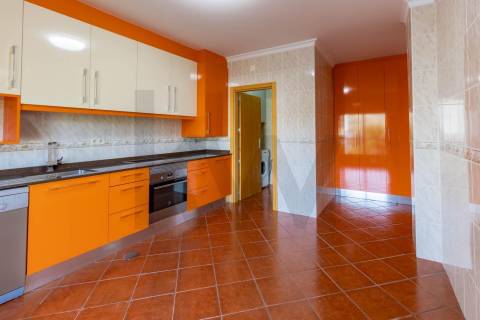 T2 com Garagem e Varandas, Cozinha Equipada – Sever de Vouga