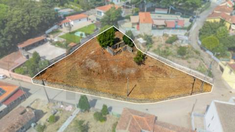 Terreno com 1.360 m2 - Castêlo da Maia - Maia