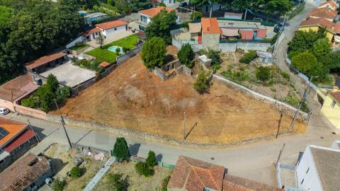 Terreno com 1.360 m2 - Castêlo da Maia - Maia