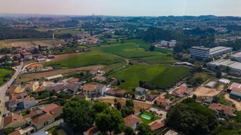 Terreno com 1.360 m2 - Castêlo da Maia - Maia