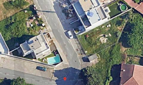 � Construa a moradia dos seus sonhos neste lote exclusivo com 3 frentes!