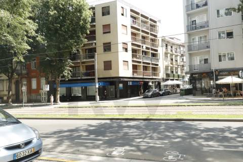 FANTÁSTICA LOJA, a poucos metros da Avenida da República