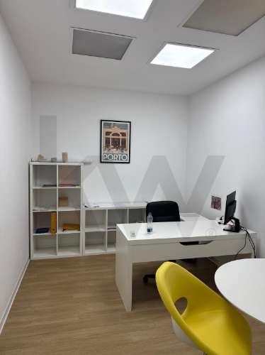 Pavilhão Industrial para Venda em Guifões - 1.744 m2