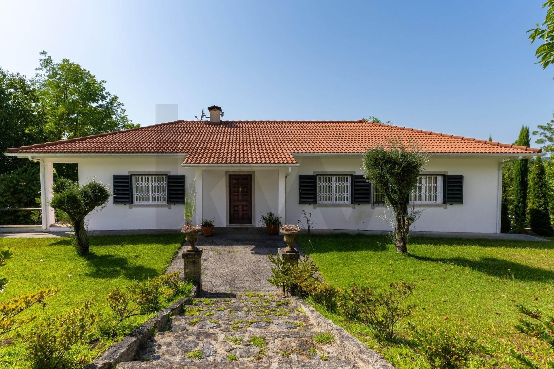 Casa Rústica com Piscina -Paredes de Coura- Rubiães