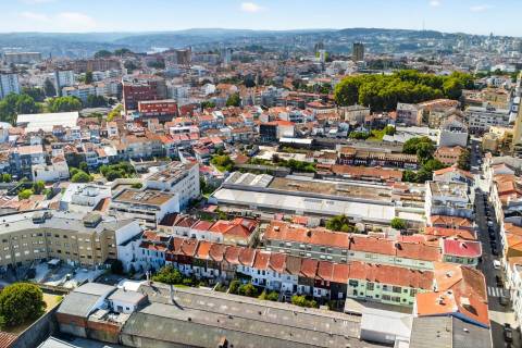 Moradia T3 com jardim junto ao Marquês e Quinta do Covelo