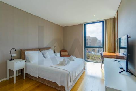 Apartamento T3 Duplex com Vista Mar Direta, 4 Suítes, 173 m² úteis  Condomínio Premium