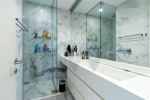 Apartamento T3 Duplex com Vista Mar Direta, 4 Suítes, 173 m² úteis  Condomínio Premium