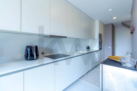 Apartamento T3 Duplex com Vista Mar Direta, 4 Suítes, 173 m² úteis  Condomínio Premium