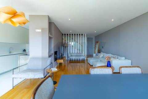 Apartamento T3 Duplex com Vista Mar Direta, 4 Suítes, 173 m² úteis  Condomínio Premium