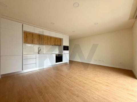 Investidores Apartamento T2 novo com varanda junto à Constituição